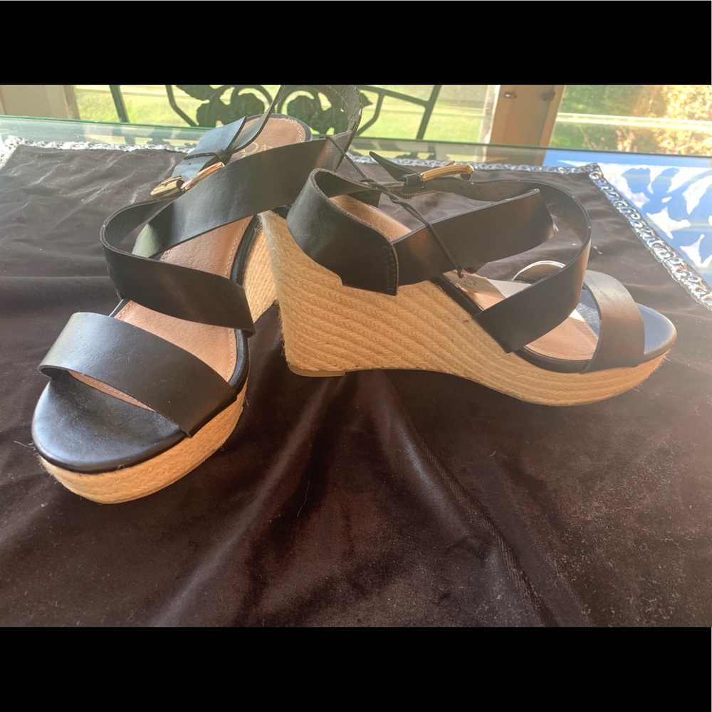 Beautiful pair of wedge shoes 8